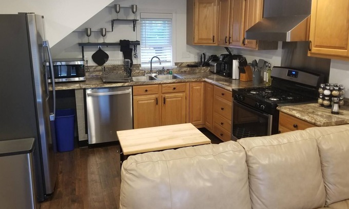 Winooski Cabaña | 1 BR Guesthouse - Small Fenced Area