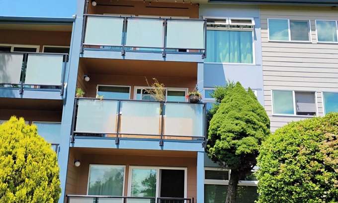 Tukwila Condominio | 1 BR IN A 3 BR CONDO UNIT Drop your bag and walk to Southcenter Shopping mall