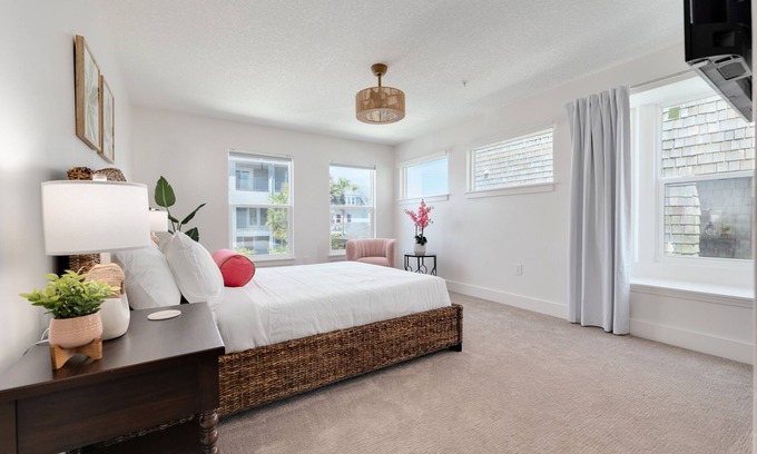 Jacksonville Beach Hotel | 1-BR Oceanfront Gem - D