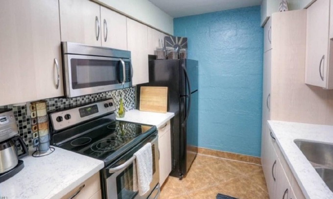 Entertainment District Condominio | 1 BR w/ parking - 5 Minute Drive to Old Town! (on First Floor)