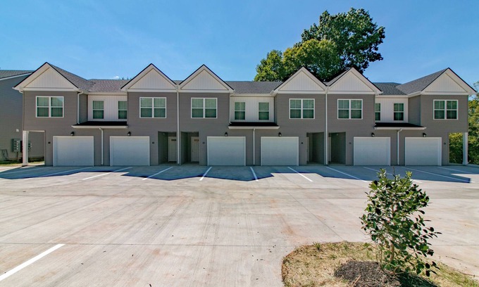Clarksville Condominio | 1 car garage 3 Bedroom Condo