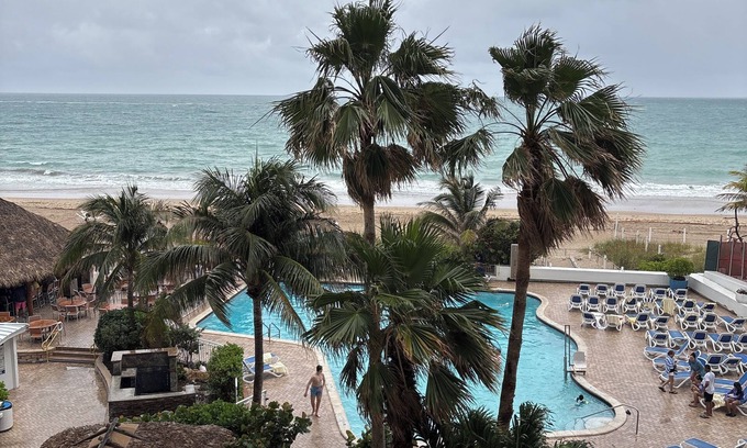 Galt Mile Apartamento | 1. Direct ocean view with balcony. Wonderful and unique view.Beach Tiki bar
