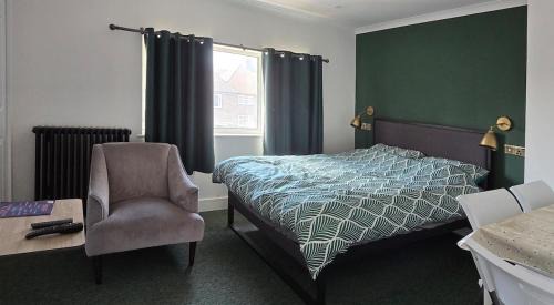 Paddlesworth Apartamento | 1 double and 1 twin bedrooms and bath