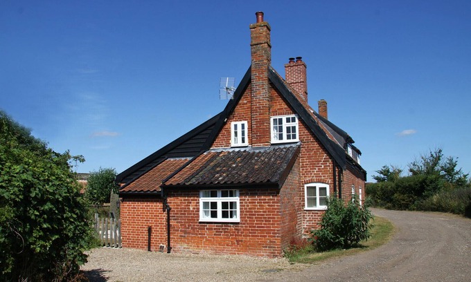 Westleton Cabaña | 1 GRANGE COTTAGES, WESTLETON, pet friendly in Westleton