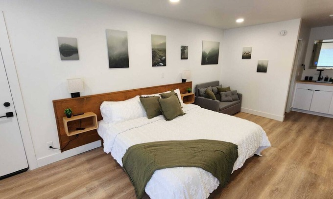Andrews Apartamento | #1 Hygge Hus Hotel – King Suite -Connectable - with WiFi, AC in charming Andrews