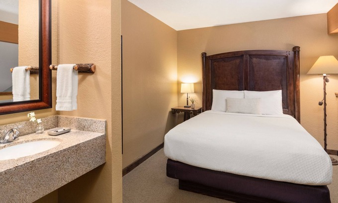 Rothschild Casa | 1 King, 1 Queen Loft Suite With Kitchen, Access to Pool, Hot Tub, and Gym