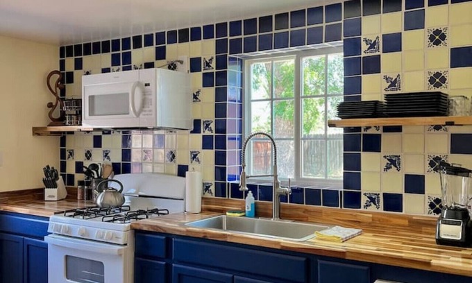 Las Cruces Casa | 1 king bd with big fenced back yard pets welcome