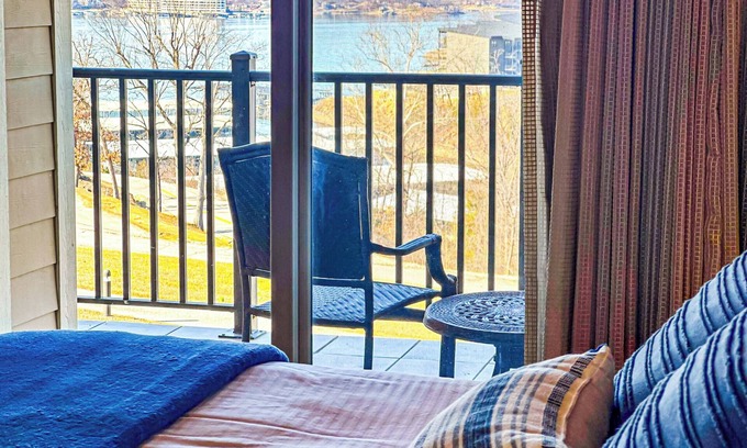 Lake Ozark Condominio | 1 King Bed | Full Kitchen | Living Room | Sleeps 4