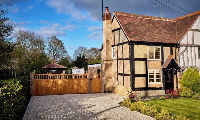 Wixford Cabaña | 1 KINGSWOOD COTTAGE, pet friendly, with hot tub in Lapworth