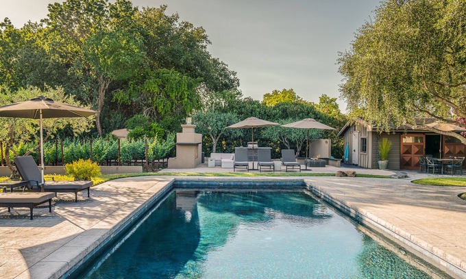 St. Helena Casa | 1 nivel, 3,400 sq. Ft., Piscina, 4 habitaciones, 3. 75 baños, piscina, viñedo, patio