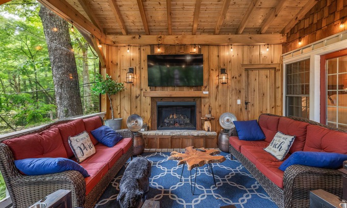 Mirror Lake Cabina | ¡Un nivel! 3 maestros, 4 baños, sala de literas, 2 dens, 2 chimeneas! 5 televisores, WiFi, aire acondicionado!