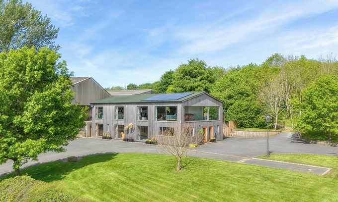 Eaton Mascott Cabaña | 1 LITTLE BROOMCROFT, pet friendly, with a garden in Much Wenlock