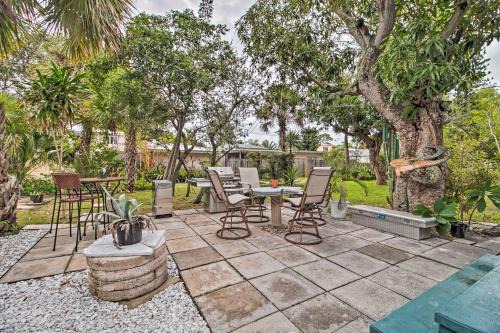 Lake Worth Casa | 1 Mi to Beach Lake Worth Abode with Outdoor Oasis!