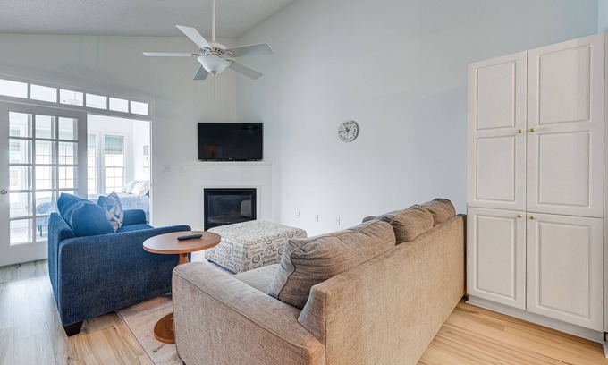 Vaught Condominio | 1 Mi to Beach: Myrtle Beach Condo w/ Pool Access