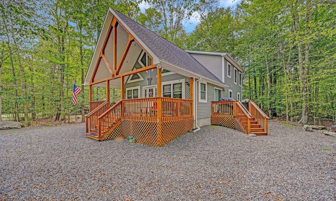 Thornhurst Casa | 1 Mi to Beach: Pocono Lake Chalet w/ Decks
