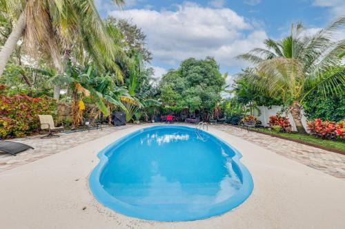 Lantana Casa | 1 Mi to Beach Sunny Lantana Cottage with Pool!