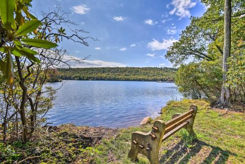 Lake Harmony Apartamento | 1 Mi to Big Boulder Lakefront Unit with Pool Access