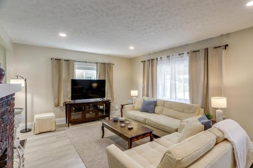 Sandusky Casa | 1 Mi to Cedar Point Family Getaway with Porch!