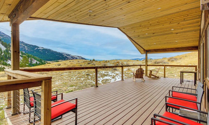 Pray Cabina | < 1 Mi to Chico Hot Springs: Mtn-View Hideaway!