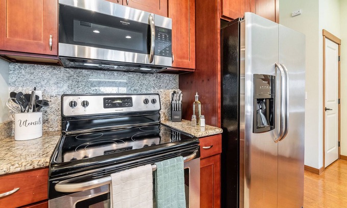 Hilltop Casa | <1 mi to Dome | 3BD 2.5BA | Townhouse | Garage -24