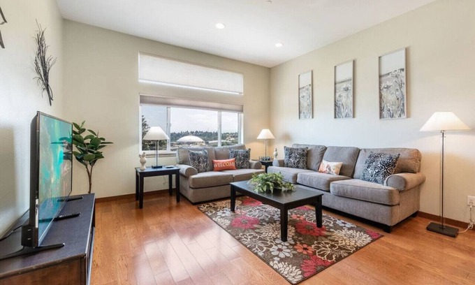 Hilltop Casa | <1 mi to Dome | 3BD 2.5BA | Townhouse | Garage -18