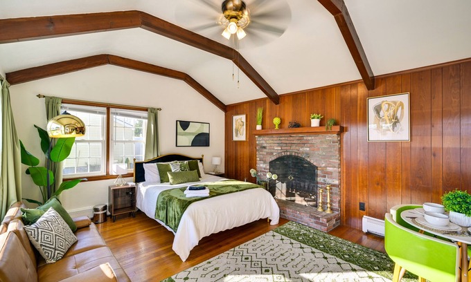 Salem Apartamento | 1 Mi to Downtown Salem: Studio w/ Fire Pit Access