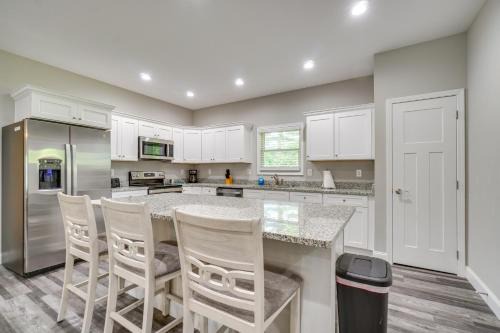Crossville Casa | 1 Mi to Dtwn Crossville Spacious Home with Patio!