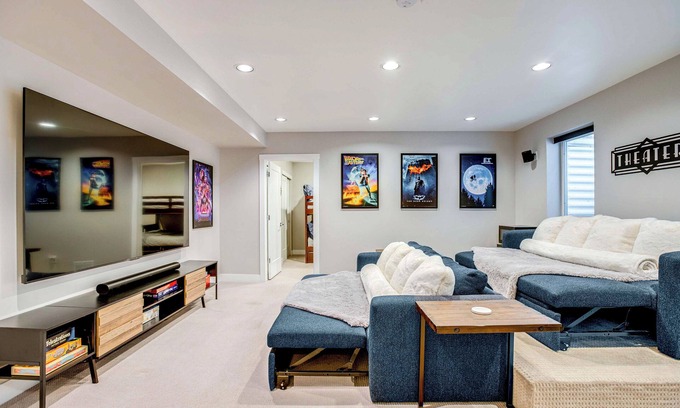 Lincoln Park Casa | 1 Mi to Dtwn Denver: Sleek Duplex w/Rooftop Deck!