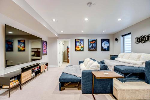 Lincoln Park Casa | 1 Mi to Dtwn Denver Sleek Duplex with Rooftop Deck!