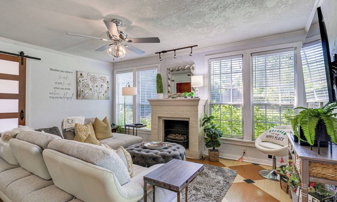 Brenham Casa | 1 Mi to Dtwn: Family-Friendly Brenham Bungalow!