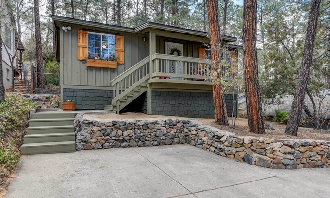 Mountain Club Cabina | 1 Mi to Dtwn Prescott: Quiet Cabin in the Pines!