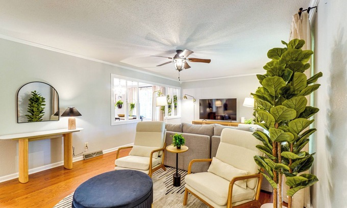 Clinton Casa | 1 Mi to Dtwn: Quiet Retreat w/Yard in Clinton