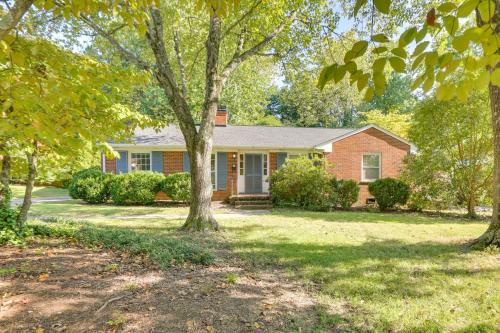 Green Valley Casa | 1 Mi to Friendly Center Greensboro Family Home