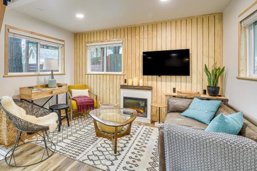 Crestline Apartamento | 1 Mi to Lake Crestline Cabin with Private Hot Tub!
