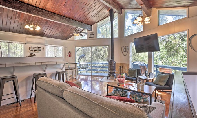 Crestline Cabina | 1 Mi to Lake Gregory: Mtn-View Cabin w/ Deck