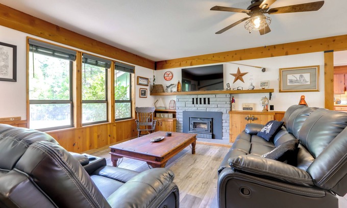 Placerville Cabina | 1 Mi to Lake: Hot Tub Haven in Pollock Pines!
