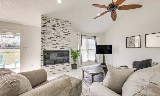 Jacksonville Casa | 1 Mi to Lake Jacksonville: Pet-Friendly Home