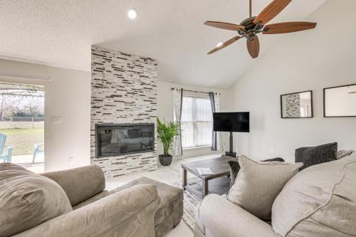 Jacksonville Casa | 1 Mi to Lake Jacksonville Pet-Friendly Home