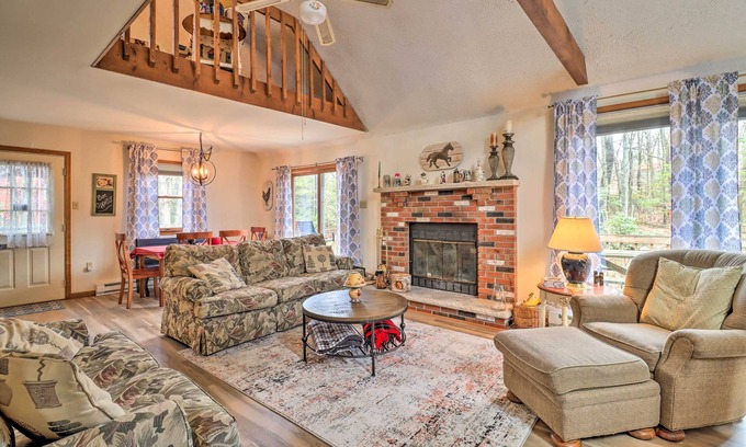 Jim Thorpe Casa | ~ 1 Mi to Lake: Secluded Poconos Home w/ Decks