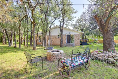 Morgan Casa | 1 Mi to Lake Whitney Morgan Home with Deck!