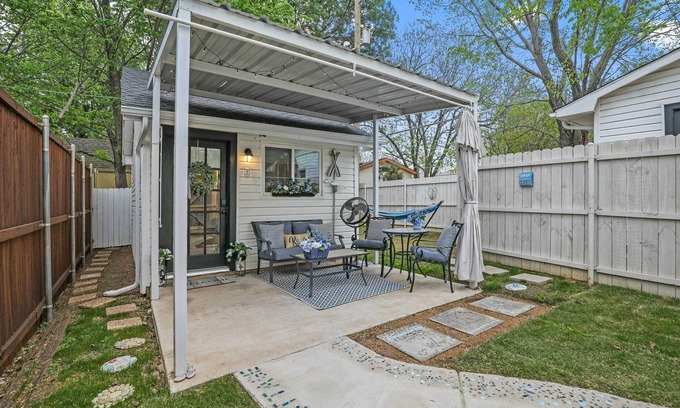 Lake Dallas Apartamento | 1 Mi to Lewisville Lake Fun: Quaint Cottage!