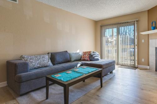 Englewood Apartamento | 1 Mi to Light Rail Englewood Condo with Pool Access