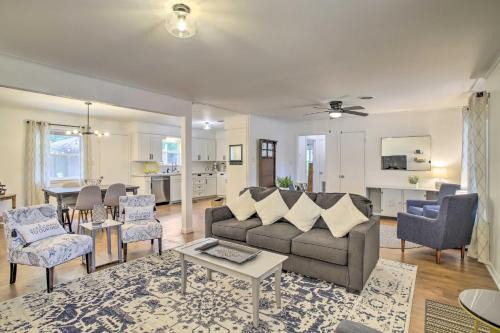 Brenham Casa | 1 Mi to Main St Brenham Retreat with Game Room