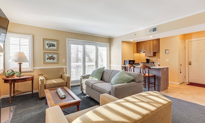Norwich Apartamento | 1 Mi to Mohegan Sun: Studio w/ Golf Course Views