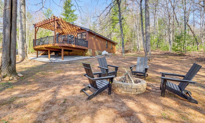 Blairsville Cabina | 1 Mi to Nottely Lake: Home w/ Furnished Deck!