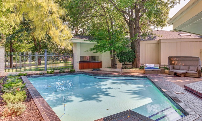 Norman Casa | 1 Mi to OU! Group Getaway w/Game Room, Pool