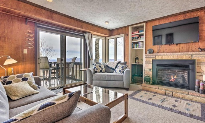Beech Mountain Casa | 1 Mi to Slopes Beech Mtn Retreat with Balcony!