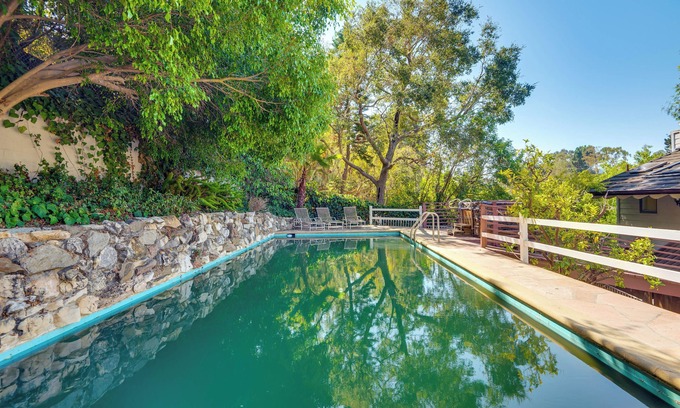 Bel Air Apartamento | < 1 Mi to UCLA: Pet-Friendly Couples Retreat!