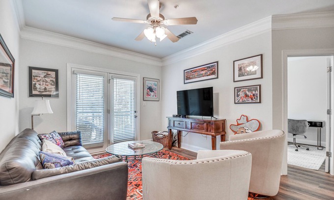 Athens Condominio | 1 Mi to UGA: Charming Athens Condo w/ Balconies!
