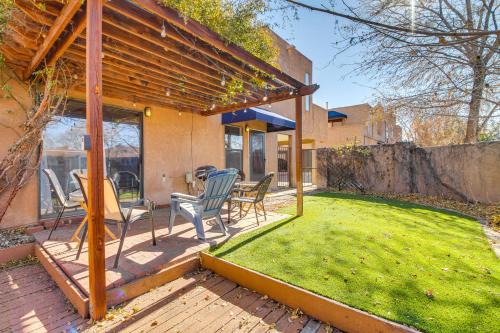 Northeast Heights Casa | 1 Mi to UNM Convenient Albuquerque Townhome!